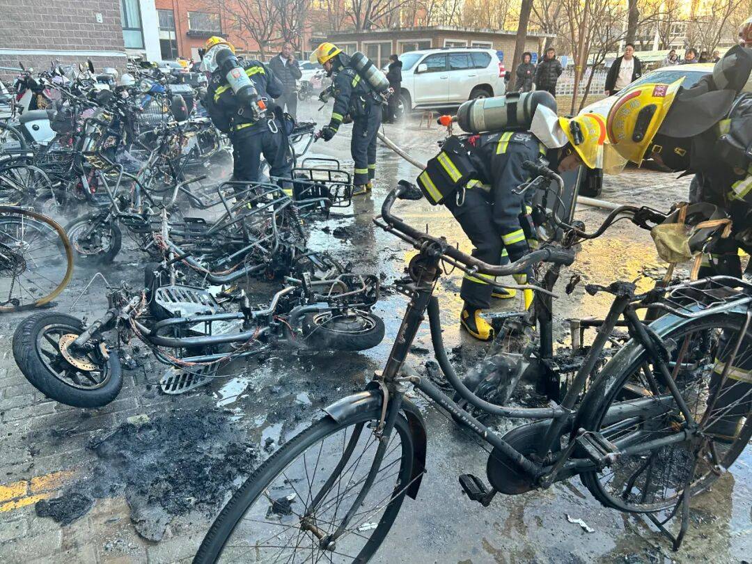 天通苑一天两起电动车火情<strong></p>
<p>中国医药股票</strong>，突然着火忒吓人丨有事儿@新京报