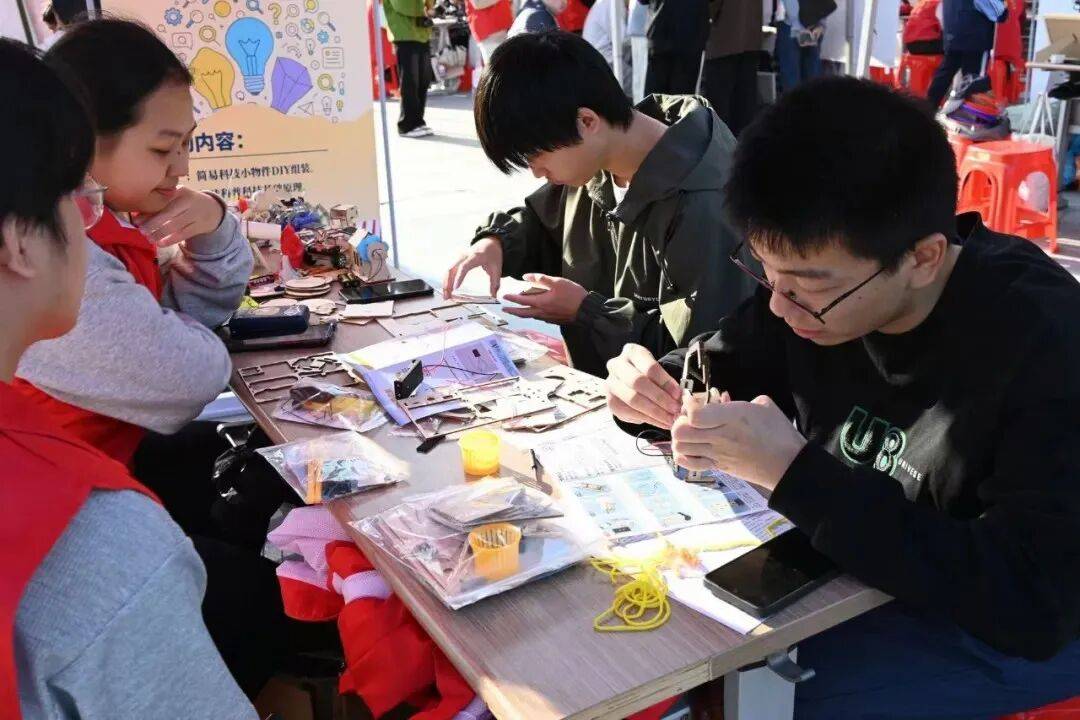 汇聚志愿力量 共建美好社会 | 国际志愿者日<strong></p>
<p>中国医药股票</strong>，我们在行动！