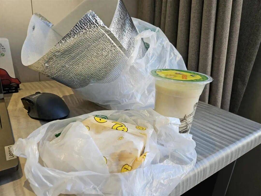 零下30℃的漠河骑手怎么送外卖？驾驶带柴暖的“老头乐”，车厢内温度达20℃防止餐食被冻