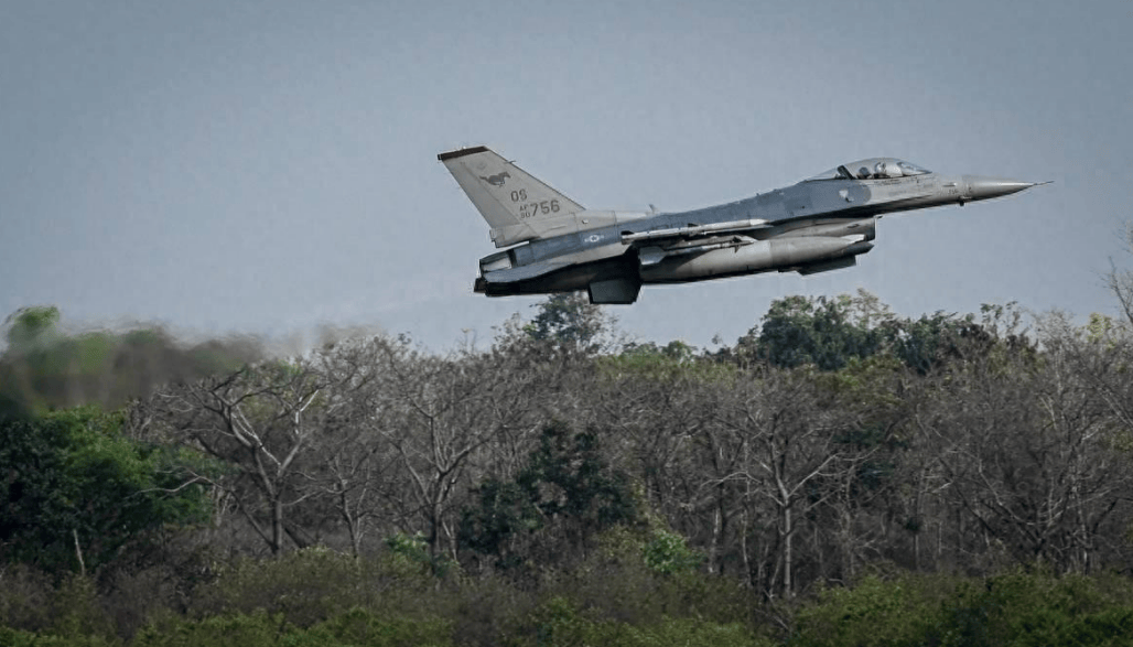 中日剑拔弩张之际<strong></p>
<p>宇通客车股票</strong>，四大邻国又打起来了！战机重武器全部上场