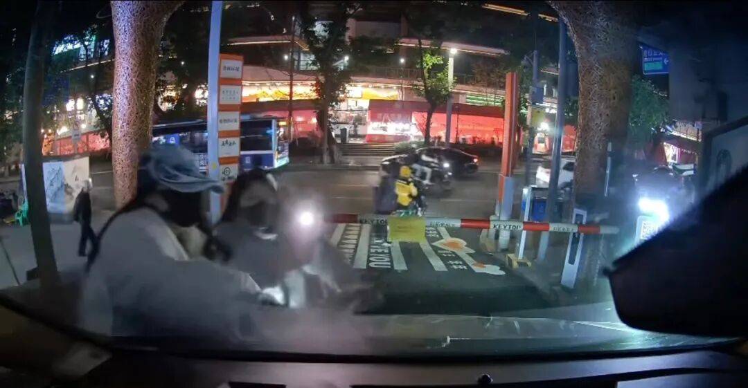 一司机在重庆接送明星<strong></p>
<p>宇通客车股票</strong>，吐槽“私生饭”太疯狂，两名女子追车拍摄