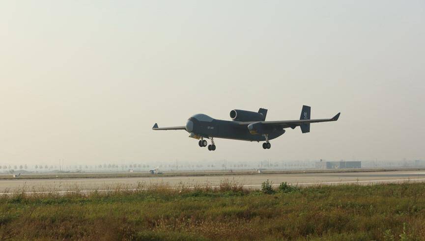 中国“空中航母”首飞成功！