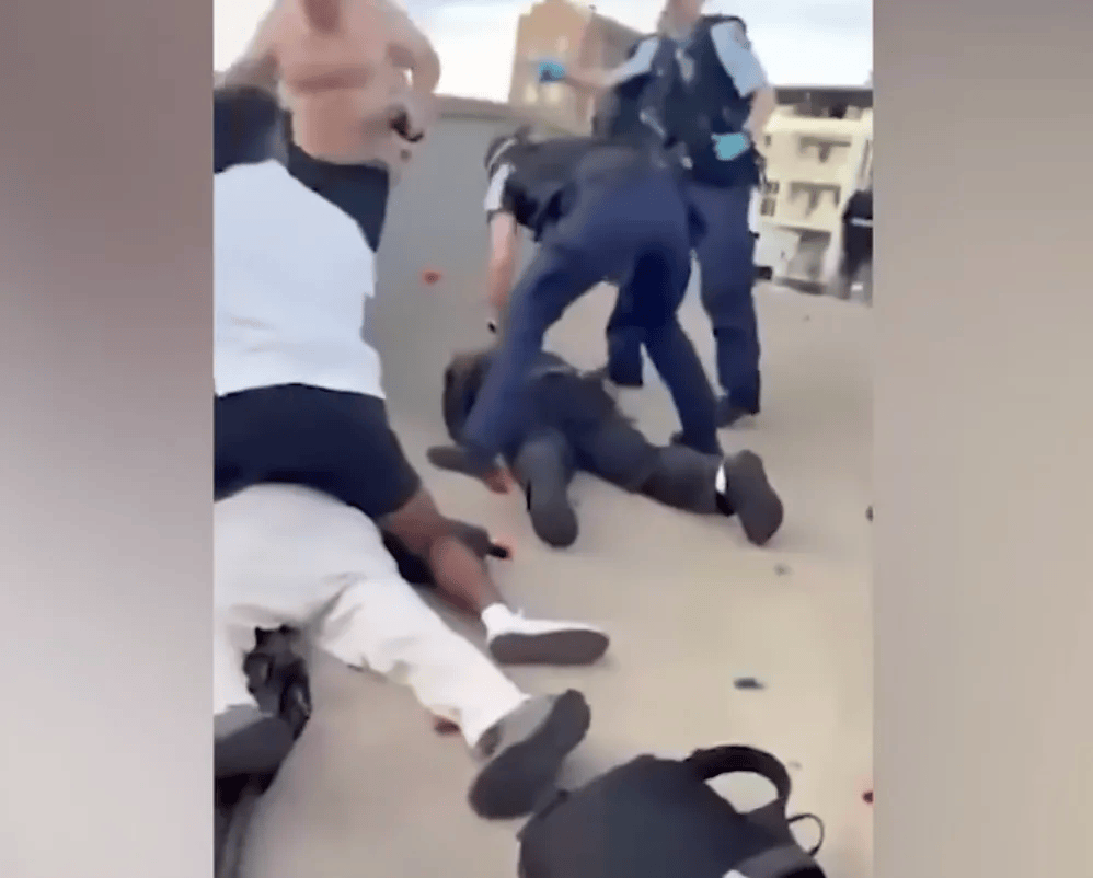 澳大利亚海滩枪击事件两名枪手为父子关系<strong></p>
<p>东鹏饮料股票</strong>，父亲50岁，儿子24岁！一名路人冒险夺枪反击，身中两弹，需接受手术