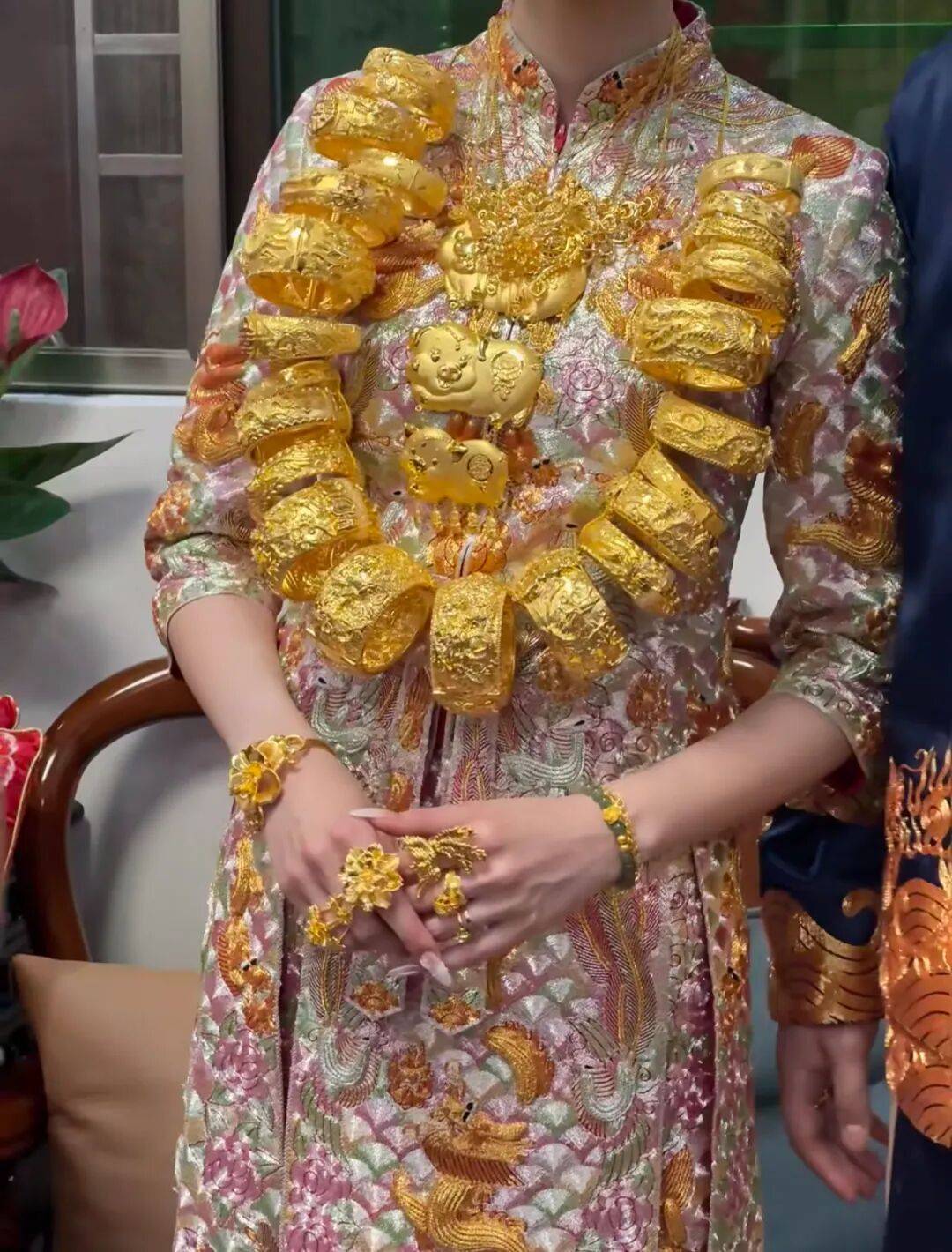 潮汕老板卖0.1克黄金<strong></p>
<p>东鹏饮料股票</strong>，今年已进账62亿