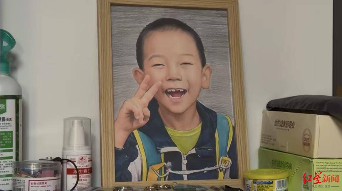 8岁自闭症男童苍山走失后身亡 深陷漩涡的父母：<strong></p>
<p>东鹏饮料股票</strong>我们全家都在用爱托举这个孩子丨2025未完待续