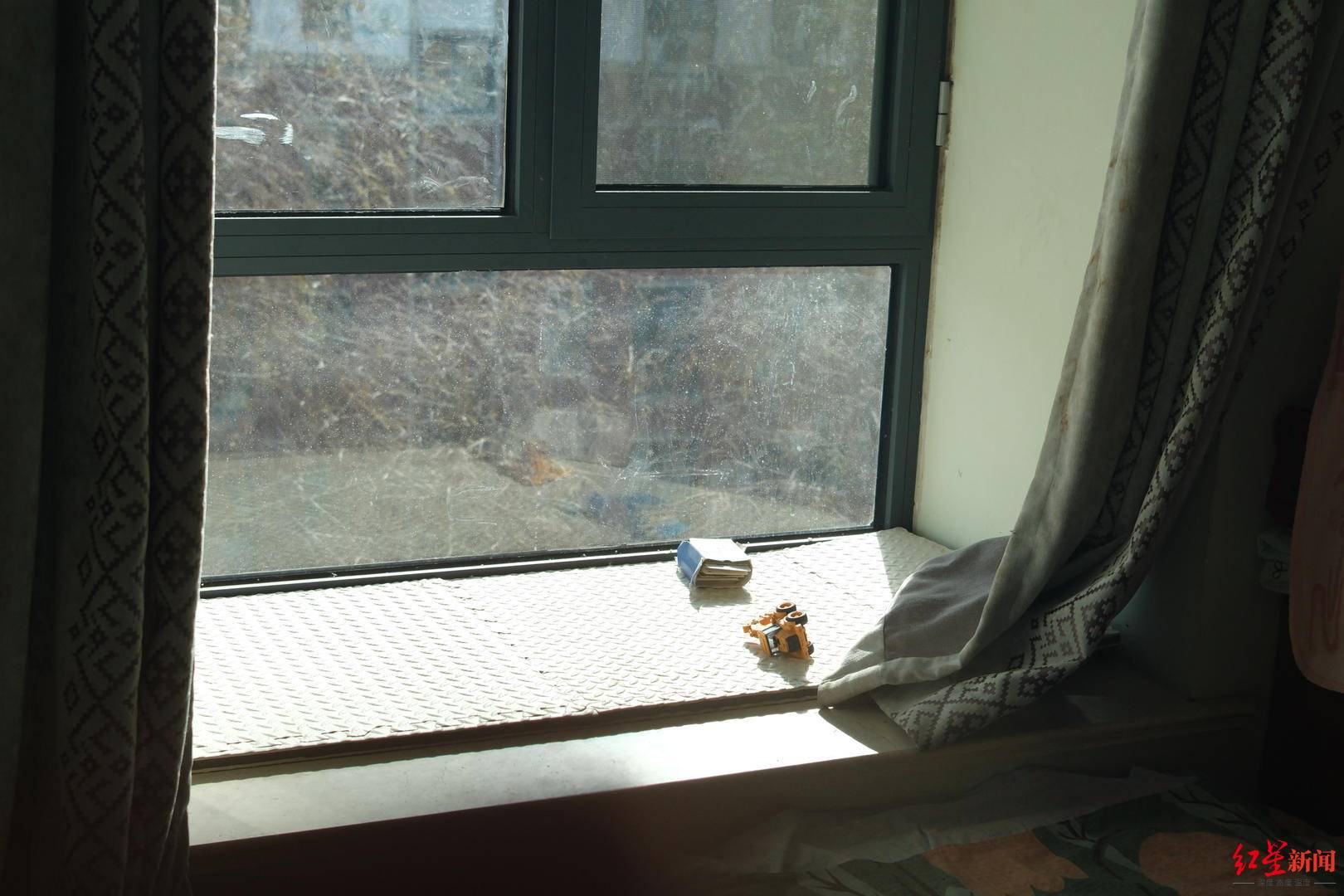 8岁自闭症男童苍山走失后身亡 深陷漩涡的父母：<strong></p>
<p>东鹏饮料股票</strong>我们全家都在用爱托举这个孩子丨2025未完待续