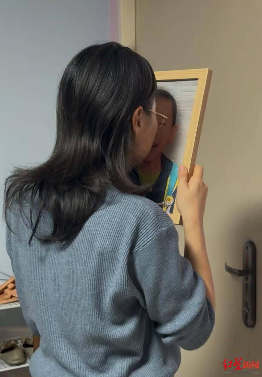 8岁自闭症男童苍山走失后身亡 深陷漩涡的父母：<strong></p>
<p>东鹏饮料股票</strong>我们全家都在用爱托举这个孩子丨2025未完待续