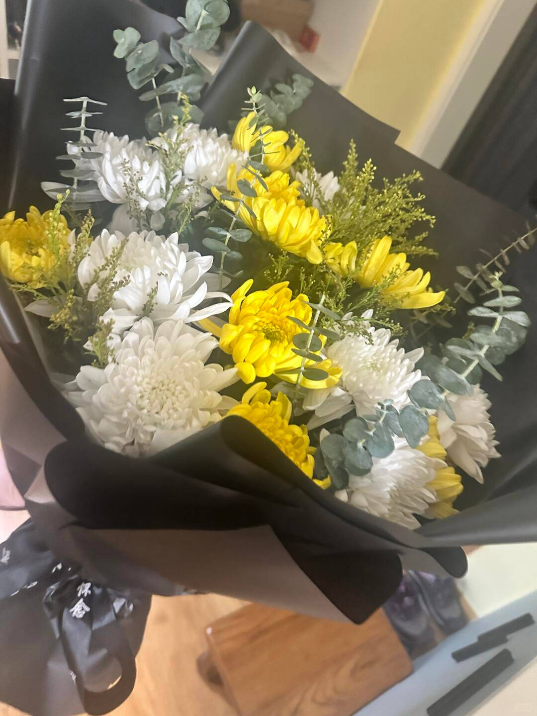 上海高中生买99朵康乃馨为母亲庆生<strong></p>
<p>四川九洲股票</strong>，却收到菊花写着“缅怀逝者”，店家：骑手送错了