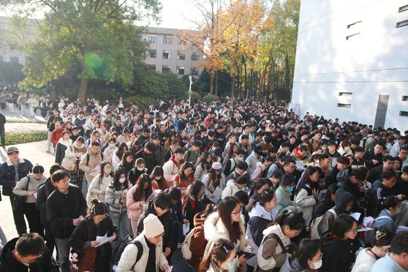 中年失业的地产人<strong></p>
<p>四川九洲股票</strong>，挤进考公“复活赛”