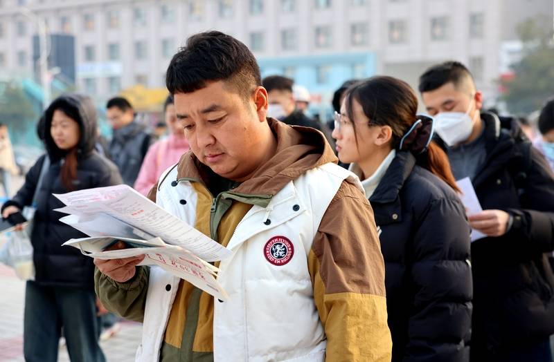 中年失业的地产人<strong></p>
<p>四川九洲股票</strong>，挤进考公“复活赛”