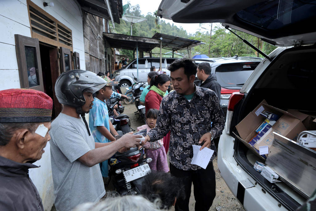 苏门答腊洪灾：千人死亡、毁林恶果、华人自救与亚齐海啸创伤｜907编辑部