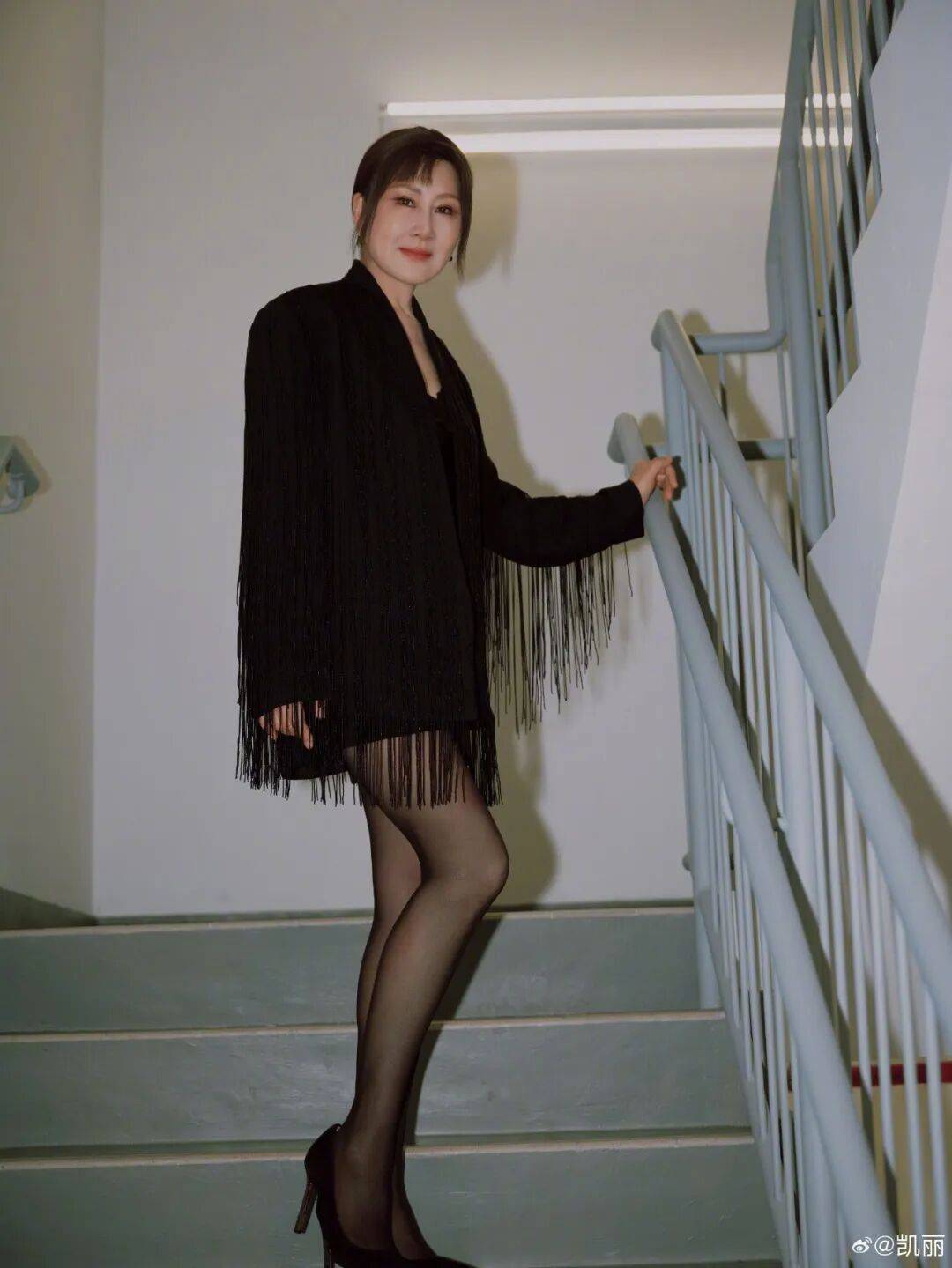 63岁女演员张凯丽晒照<strong></p>
<p>四川九洲股票</strong>，黑丝袜配高跟鞋，曾表示：年龄阻挡不了追求美的脚步