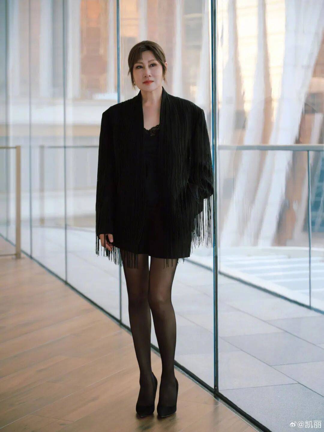 63岁女演员张凯丽晒照<strong></p>
<p>四川九洲股票</strong>，黑丝袜配高跟鞋，曾表示：年龄阻挡不了追求美的脚步