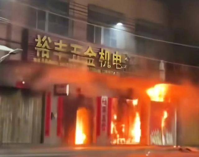 一家四代12人，火灾中丧生背后