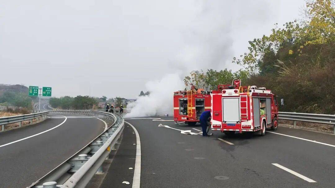 四川高速上一汽车突发自燃！车内两人闻到异味后果断弃车<strong></p>
<p>光大银行股票</strong>，成功逃生