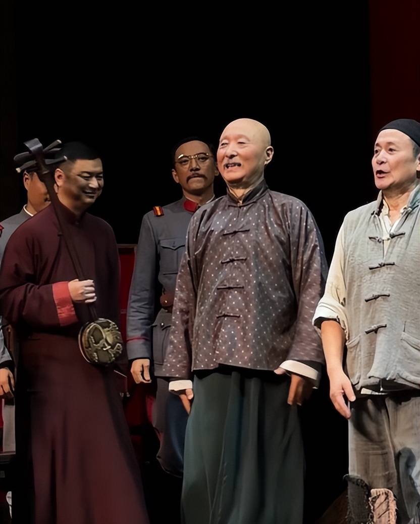 71岁陈佩斯在武汉演出<strong></p>
<p>金力永磁股票</strong>，最后一场演出谢幕用老派艺人的“规矩”，向观众席鞠躬11次