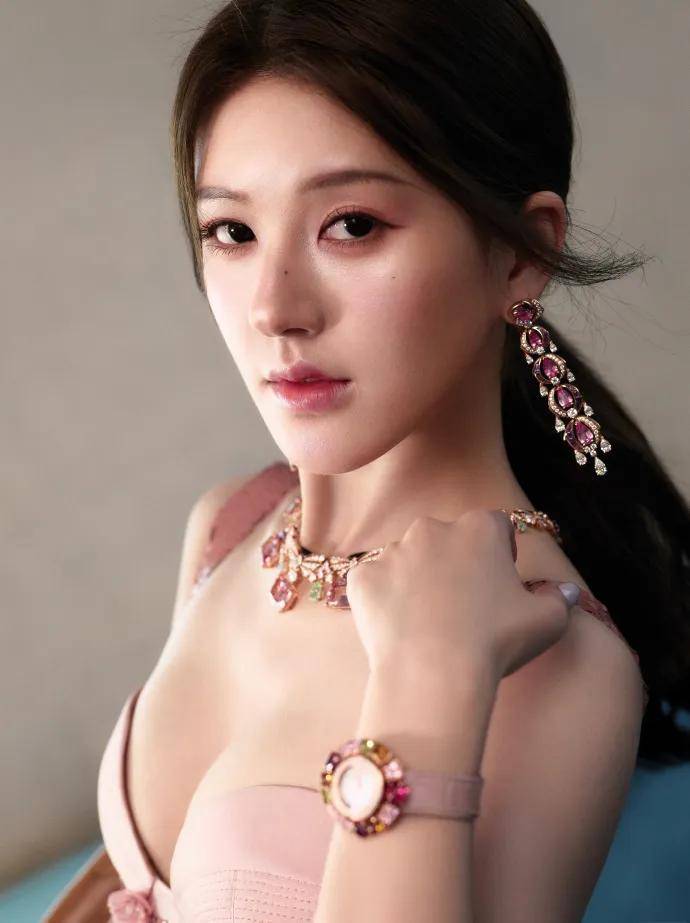 赵露思戴独一无二高珠<strong></p>
<p>金力永磁股票</strong>，周也女战神……明星们的“海口团建”造型也太美了