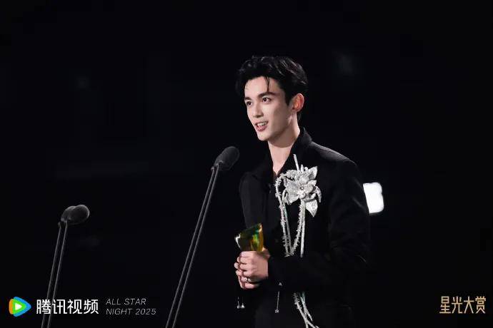 赵露思戴独一无二高珠<strong></p>
<p>金力永磁股票</strong>，周也女战神……明星们的“海口团建”造型也太美了