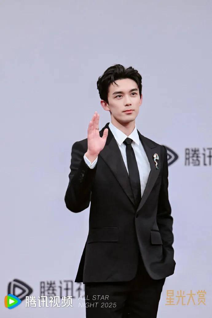 赵露思戴独一无二高珠<strong></p>
<p>金力永磁股票</strong>，周也女战神……明星们的“海口团建”造型也太美了