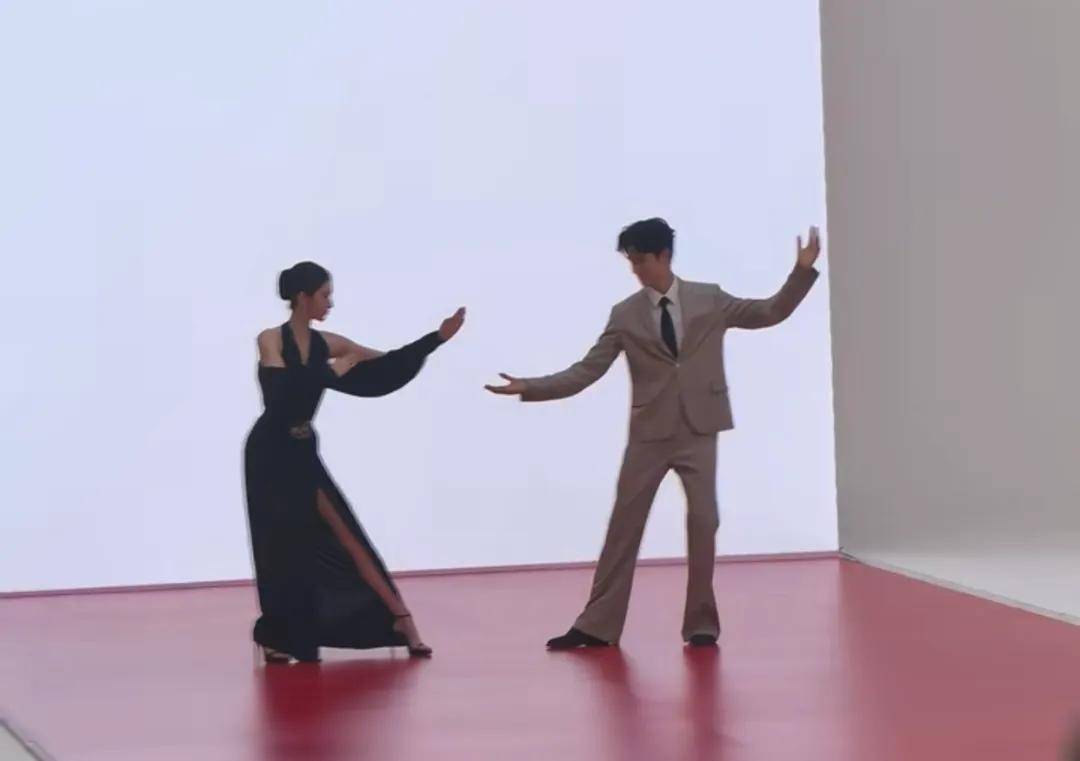 赵露思戴独一无二高珠<strong></p>
<p>金力永磁股票</strong>，周也女战神……明星们的“海口团建”造型也太美了