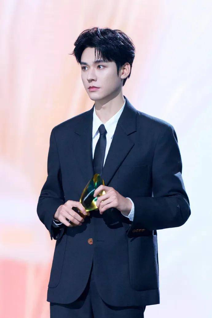 赵露思戴独一无二高珠<strong></p>
<p>金力永磁股票</strong>，周也女战神……明星们的“海口团建”造型也太美了