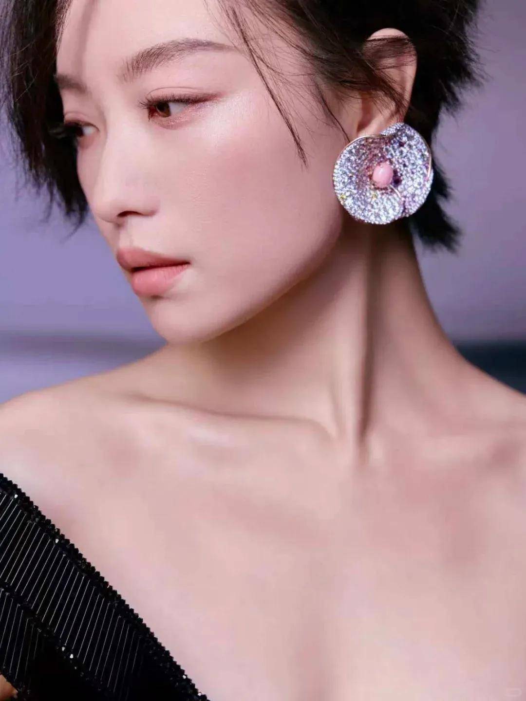 赵露思戴独一无二高珠<strong></p>
<p>金力永磁股票</strong>，周也女战神……明星们的“海口团建”造型也太美了