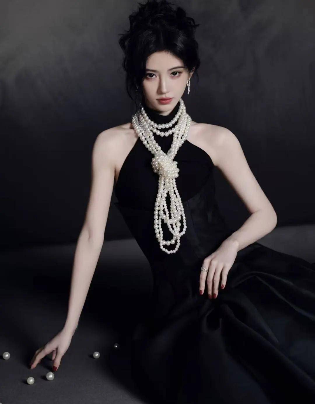 赵露思戴独一无二高珠<strong></p>
<p>金力永磁股票</strong>，周也女战神……明星们的“海口团建”造型也太美了