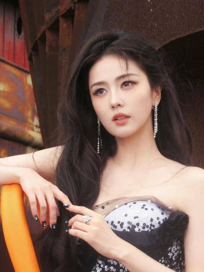 赵露思戴独一无二高珠<strong></p>
<p>金力永磁股票</strong>，周也女战神……明星们的“海口团建”造型也太美了