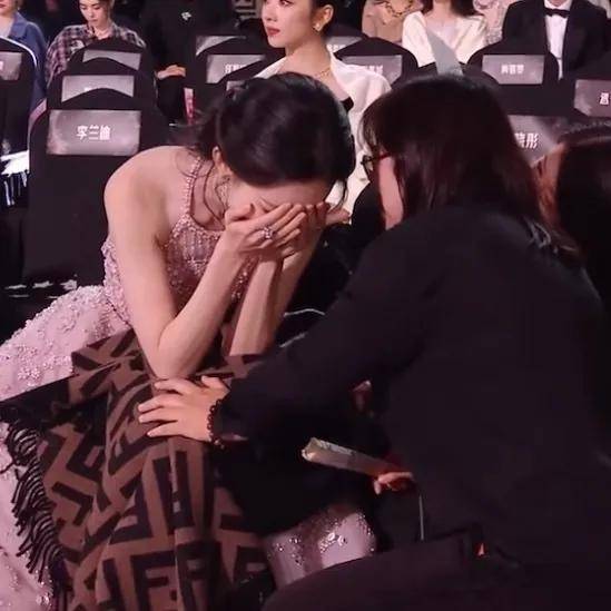 赵露思戴独一无二高珠<strong></p>
<p>金力永磁股票</strong>，周也女战神……明星们的“海口团建”造型也太美了