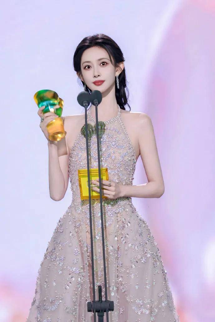 赵露思戴独一无二高珠<strong></p>
<p>金力永磁股票</strong>，周也女战神……明星们的“海口团建”造型也太美了