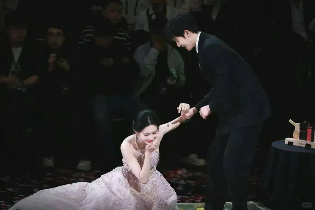 赵露思戴独一无二高珠<strong></p>
<p>金力永磁股票</strong>，周也女战神……明星们的“海口团建”造型也太美了