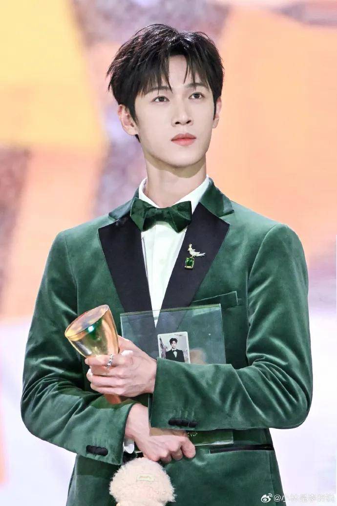 赵露思戴独一无二高珠<strong></p>
<p>金力永磁股票</strong>，周也女战神……明星们的“海口团建”造型也太美了