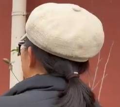 太夸张！上海人比比谁家楼下井盖多！有人家门口100个<strong></p>
<p>爱施德股票</strong>，“走路难！到处都像贴膏药”...