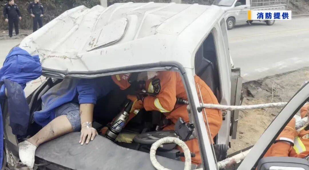 突然翻车！漳州一司机被困！