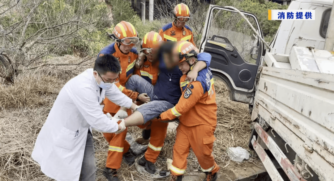 突然翻车<strong></p>
<p>爱施德股票</strong>！漳州一司机被困！