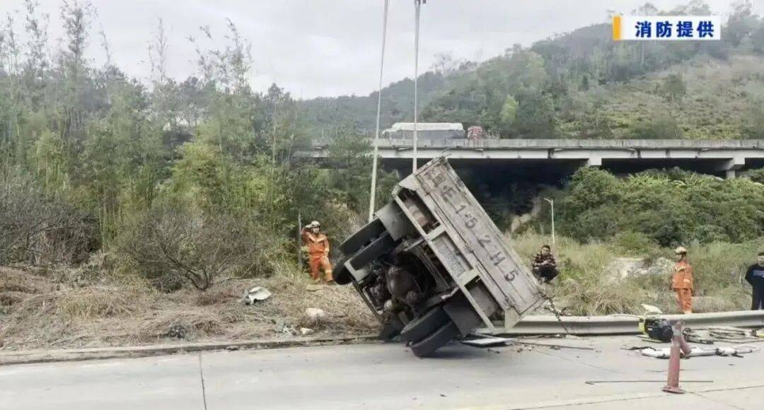 突然翻车<strong></p>
<p>爱施德股票</strong>！漳州一司机被困！
