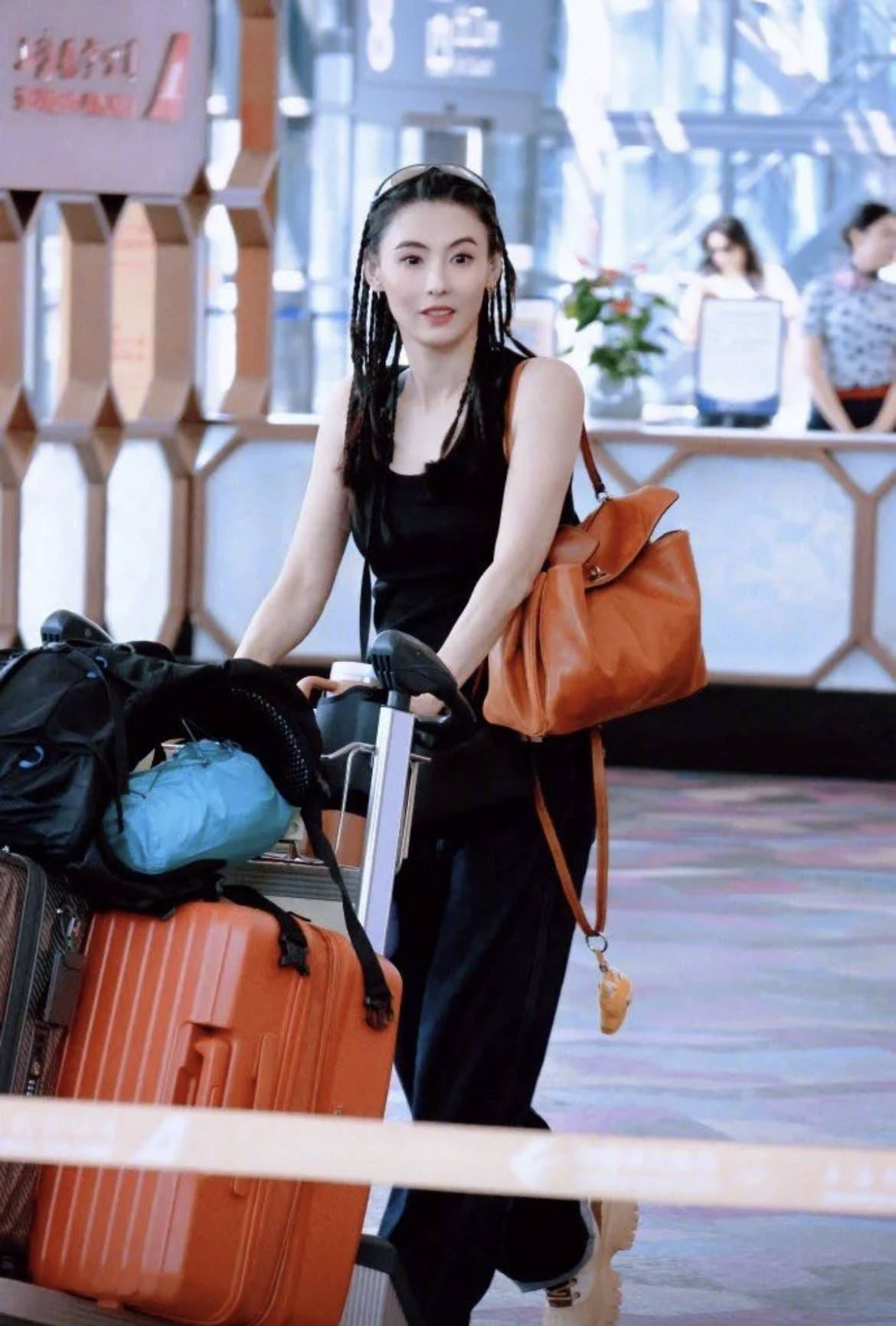 45岁张柏芝把自己穿成20岁少女<strong></p>
<p>爱施德股票</strong>，《一路繁花2》谁能不被她惊艳？