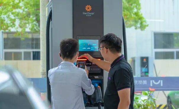 常州夫妻把充电桩卖到70国，干到全球第一，年入40亿，即将IPO