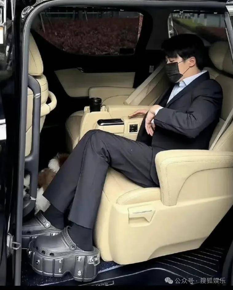 刚开年又曝一对相差15岁的恋情？他这一周两段绯闻真是连环暴击啊<strong></p>
<p>中天科技股票</strong>！