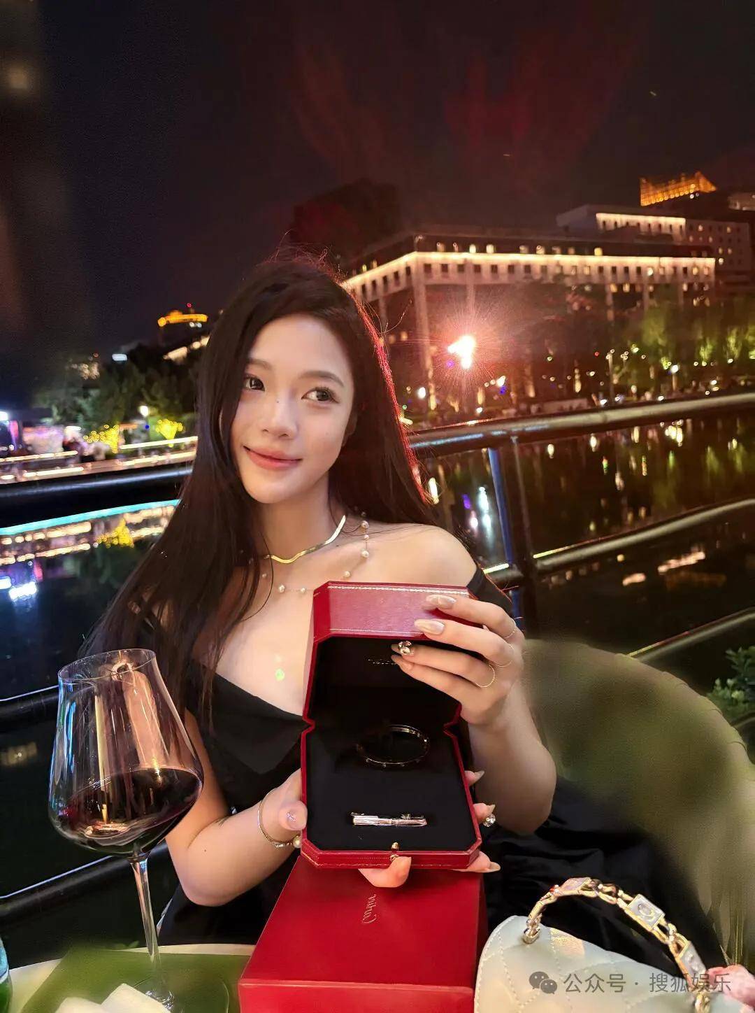 刚开年又曝一对相差15岁的恋情？他这一周两段绯闻真是连环暴击啊<strong></p>
<p>中天科技股票</strong>！