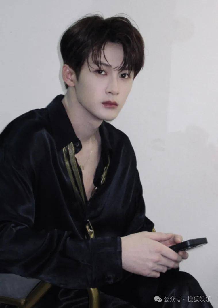 刚开年又曝一对相差15岁的恋情？他这一周两段绯闻真是连环暴击啊<strong></p>
<p>中天科技股票</strong>！