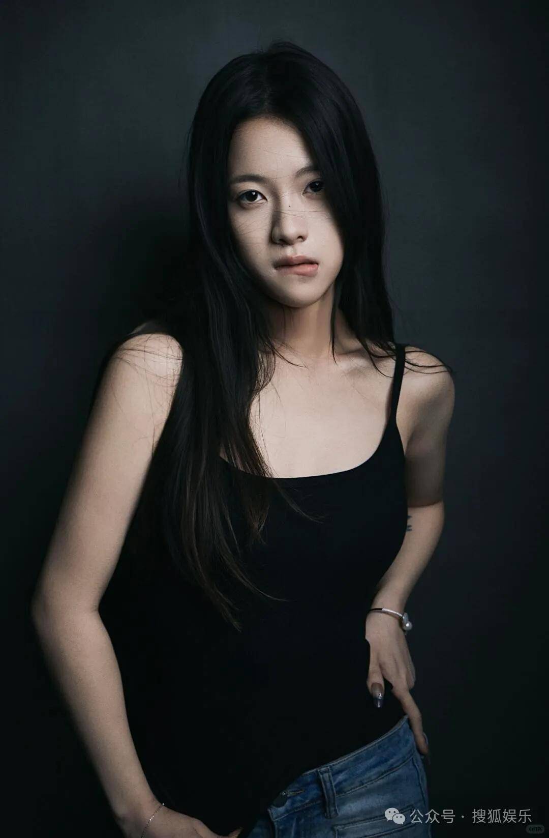 刚开年又曝一对相差15岁的恋情？他这一周两段绯闻真是连环暴击啊<strong></p>
<p>中天科技股票</strong>！