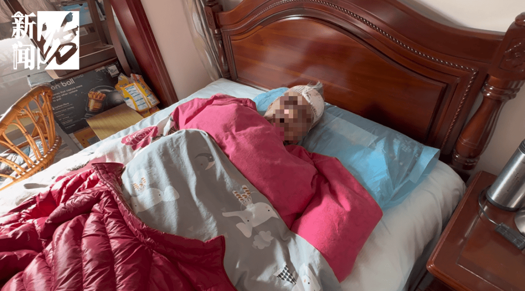 家属怒了！上海105岁老人流血昏迷，救护车被支使得团团转，只因一扇门！