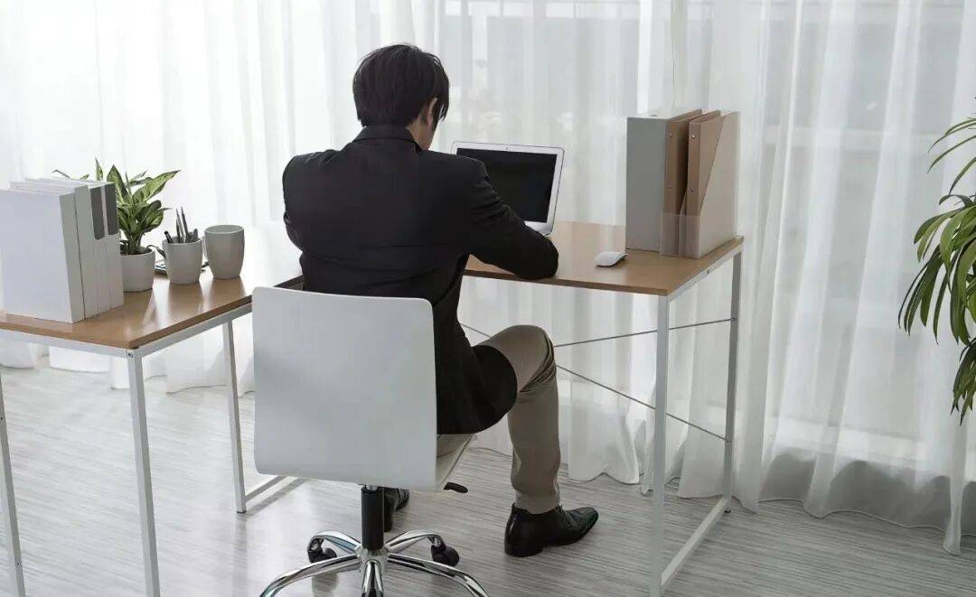 某重要岗位离职人员李某<strong></p>
<p>中联重科股票</strong>，主动投靠境外间谍机关