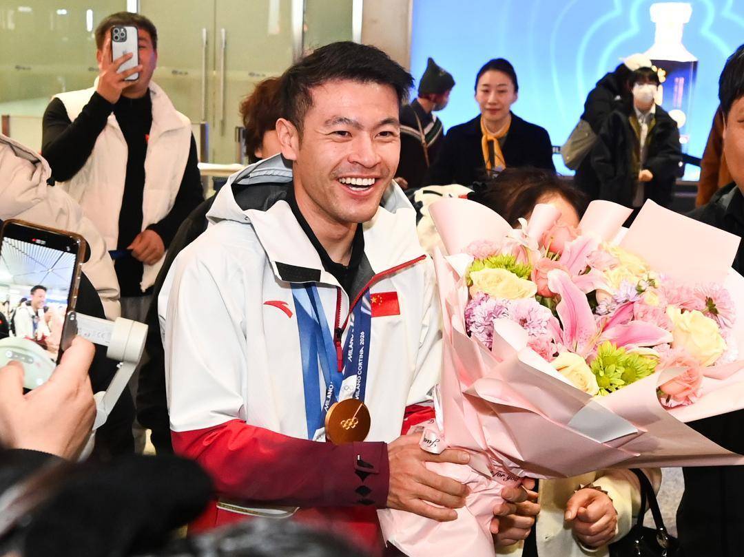 回家啦！冬奥冠军宁忠岩载誉而归