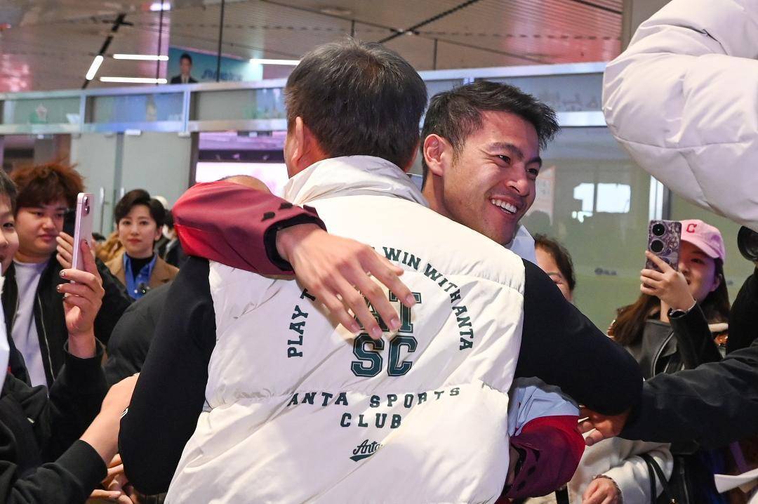 回家啦<strong></p>
<p>皇台酒业股票</strong>！冬奥冠军宁忠岩载誉而归