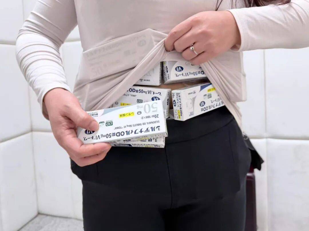 女子身绑73盒"伟哥"<strong></p>
<p>股票开户</strong>，当场被拦下！还有人假扮孕妇，绑了38斤的白银颗粒
