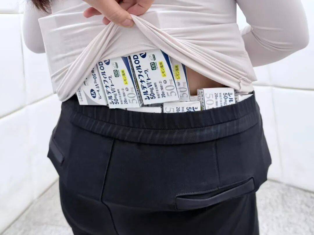 女子身绑73盒"伟哥"<strong></p>
<p>股票开户</strong>，当场被拦下！还有人假扮孕妇，绑了38斤的白银颗粒