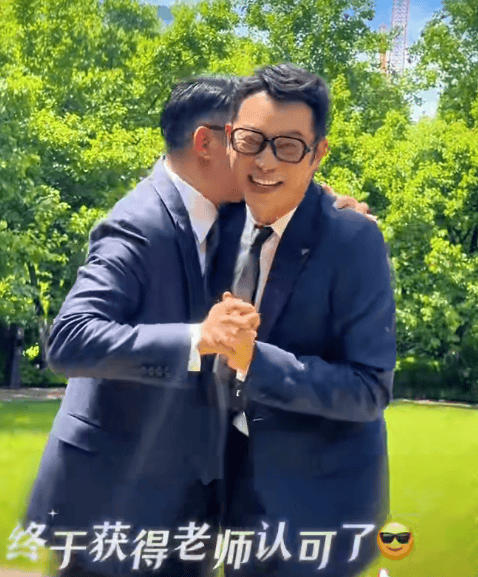 沙溢瘦到都认不出！穿西装秀大长腿<strong></p>
<p>茅台股票价格今日行情</strong>，与“法拉利大叔” 许文飙同框跳舞，网友惊呼颜值回归：军艺校草不是吹的