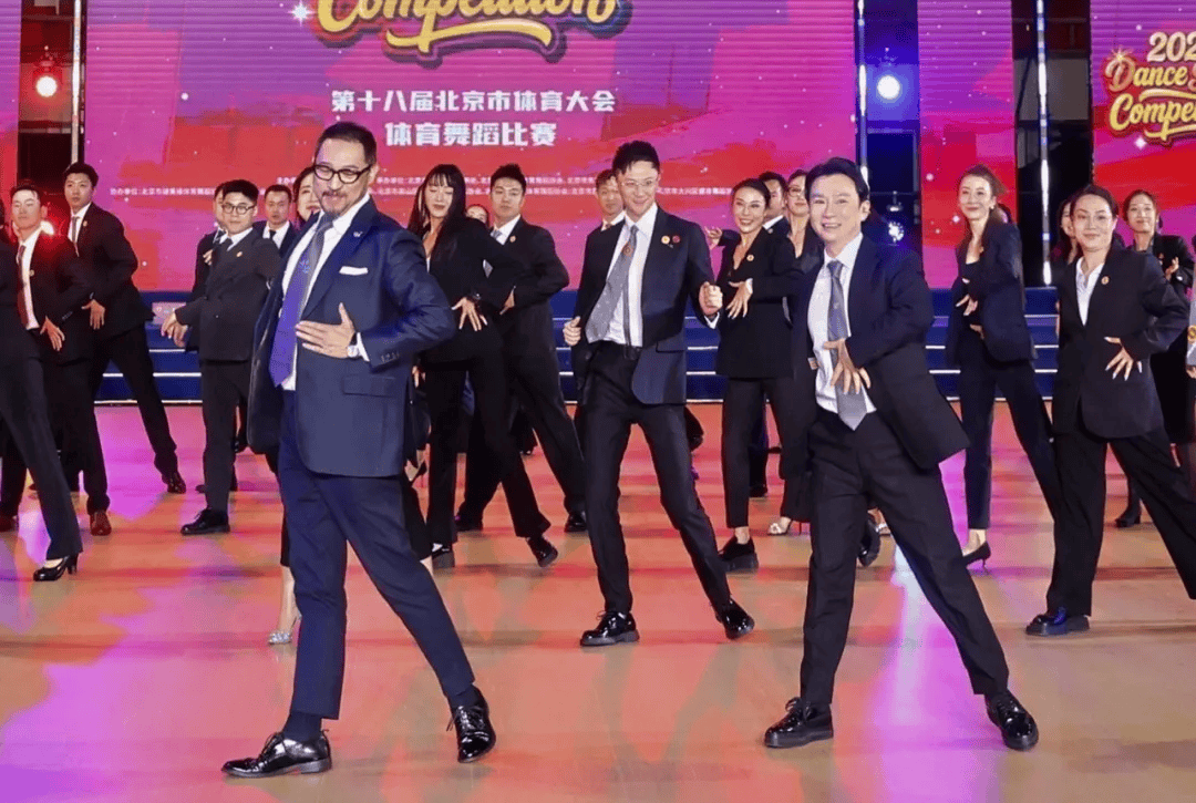 沙溢瘦到都认不出！穿西装秀大长腿<strong></p>
<p>茅台股票价格今日行情</strong>，与“法拉利大叔” 许文飙同框跳舞，网友惊呼颜值回归：军艺校草不是吹的